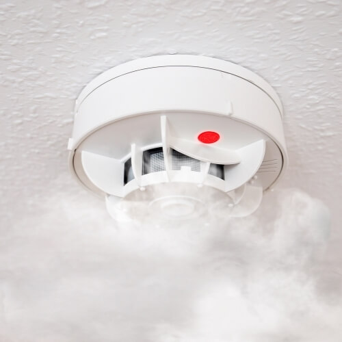 Wall-mounted smoke detector for early fire detection